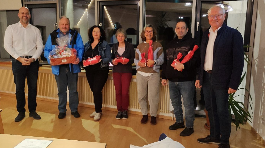 v. l. n. r. Bürgermeister Dr. Christian Majer, Günther Walker, Melanie Schlotter, Evelyn Brucklacher, Manuela Dederichs, Nour Lddeen El Omari und Siegfried Mahler