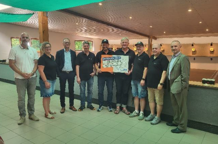 Bei der Scheckübergabe der Volksbank Reutlingen an die Schützengilde Wannweil(von links): Bürgermeister Dr. Christian Majer, Sportleiterin Christine Eißler, Holger Hummel (Regional- vorstand Volksbank Reutlingen), Schriftführer Karl Eißler, Projektleiter Andreas Drewes, Oberschützen- meister Ralf Aichele, 2. OSM Andreas Kek, Schatzmeister Martin Welsch, Armin Engels (Regionalmarkt- leiter Volksbank Reutlingen)